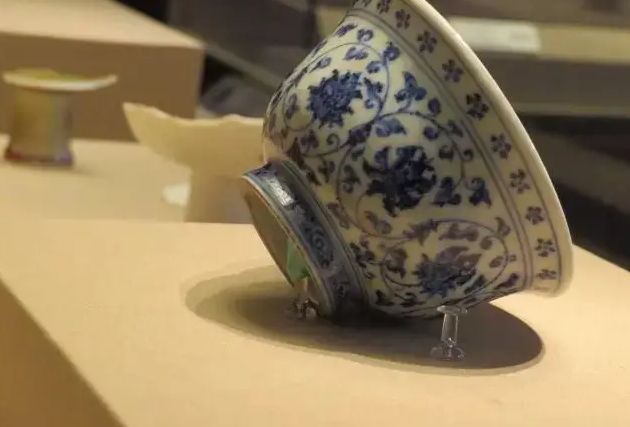 明永乐青花压手杯内心款识