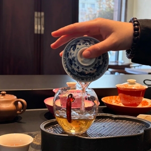 青花瓷｜白釉映茶汤，选杯看釉色